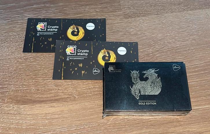 Gold edition Crypto Stamp Post NL geseald + beide safes!, Verzamelen, Overige Verzamelen, Nieuw, Ophalen of Verzenden