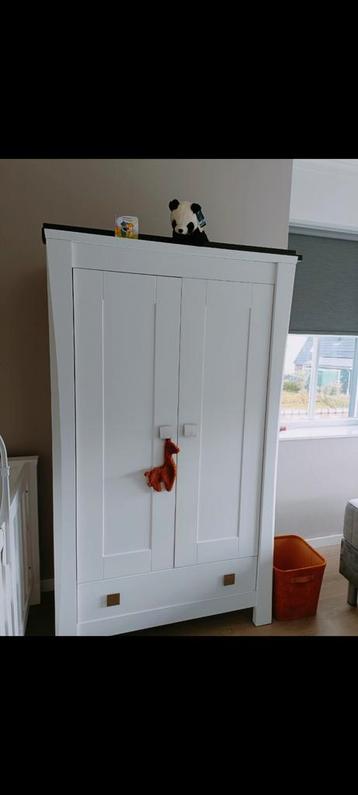 Kast en commode van dezelfde serie beschikbaar voor biedingen