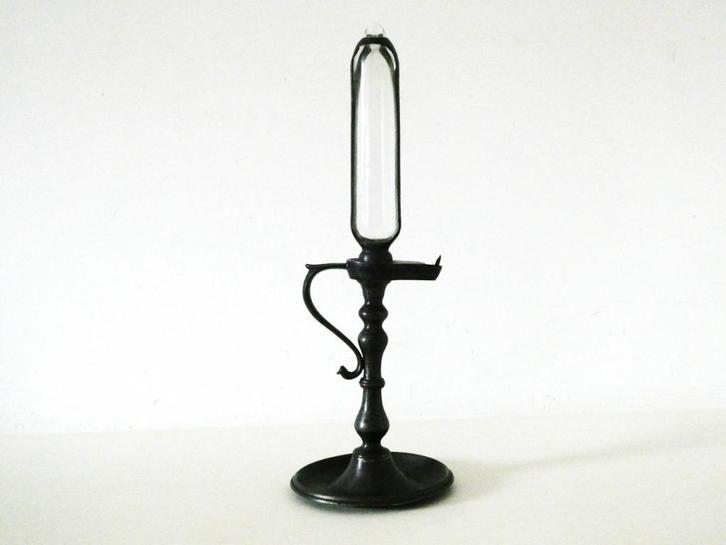 Een olielamp klok met Romeinse cijfers, Antiek en Kunst, Antiek | Klokken, Ophalen of Verzenden