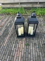 Hangende lantaarn zwart met LED kaarsen twee stuk, Tuin en Terras, Minder dan 50 watt, Wandlamp, Ophalen of Verzenden, Led