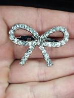 mooie strik broche, Sieraden, Tassen en Uiterlijk, Broches, Ophalen of Verzenden, Zo goed als nieuw, Overige materialen