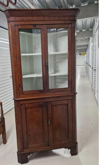 Antieke Hoekkast vitrine beschikbaar voor biedingen