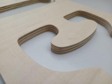 Berken multiplex letters beschikbaar voor biedingen