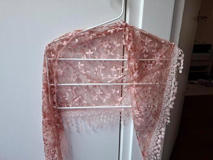 Roze kanten sjaal, Kleding | Dames, Mutsen, Sjaals en Handschoenen, Nieuw, Sjaal, Ophalen of Verzenden