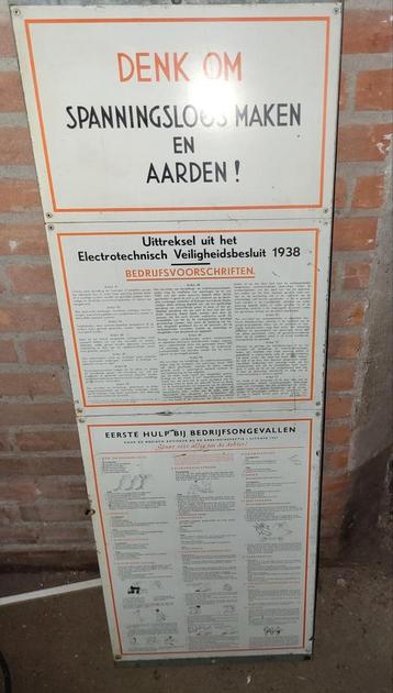 Retro borden veiligheid, eerste hulp beschikbaar voor biedingen