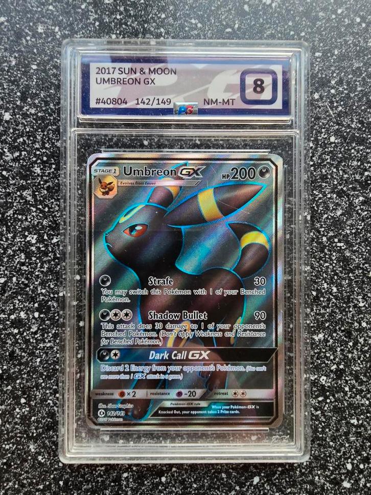 Umbreon GX 2017 Sun & Moon - Pokegrade 8, Hobby en Vrije tijd, Verzamelkaartspellen | Pokémon, Zo goed als nieuw, Losse kaart