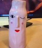 Roze vaas met gezicht, Huis en Inrichting, Woonaccessoires | Vazen, Ophalen, Overige kleuren, Aardewerk of Porselein, Nieuw