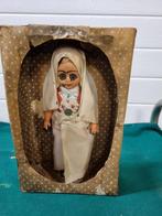 Pop vintage gesluierd in oude doos, Verzamelen, Poppen, Ophalen of Verzenden, 'T Olde Gre-j, Info@toldegrej.nl, Endepoelstraat 20f Didam