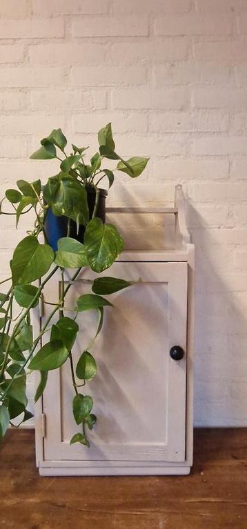 Oud brocante kastje beschikbaar voor biedingen