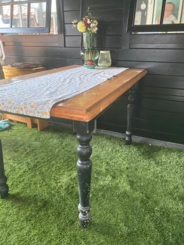 Massief grenen tafel beschikbaar voor biedingen