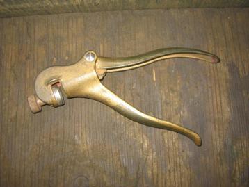 zaagzettang voor handzaag te zetten beschikbaar voor biedingen