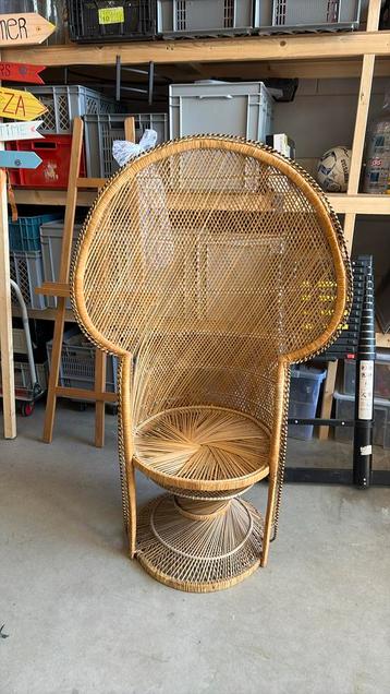 Rotan pauwenstoel 146 cm hoog 100cm breed beschikbaar voor biedingen