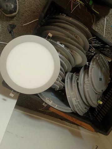 Minimaal 30 grote inbouw spots met veel led drivers beschikbaar voor biedingen