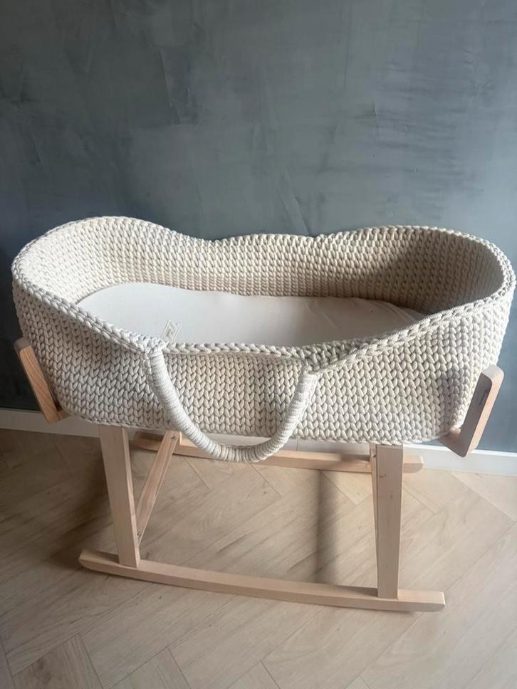 Lil Things Mozes Mand Ecru + Standaard, Kinderen en Baby's, Babywiegjes en Ledikanten, Zo goed als nieuw, Wieg, Ophalen of Verzenden
