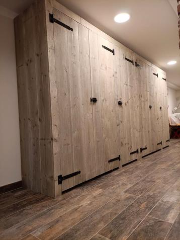 Massief houten maatwerk kledingkasten  beschikbaar voor biedingen