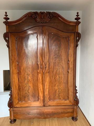 Antieke grote notenhouten kast beschikbaar voor biedingen