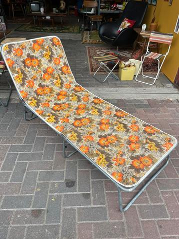 Vintage jaren 70 gebloemde ligbed/ tuinstoel beschikbaar voor biedingen