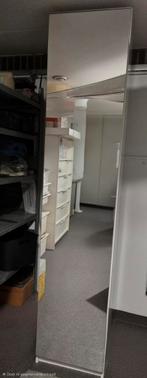 Hoge smalle kast met spiegeldeur. 233x50x40, Huis en Inrichting, Kasten | Overige, Ophalen, Gebruikt