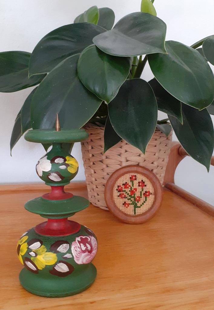 Houten vintage Kandelaar met Bloemen, Huis en Inrichting, Woonaccessoires | Kandelaars en Kaarsen, Zo goed als nieuw, Kandelaar