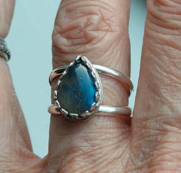 Mooie nieuwe zilveren ring, druppel vorm Labradoriet mt 17 beschikbaar voor biedingen