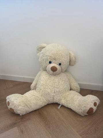 Grote Knuffelbeer beschikbaar voor biedingen