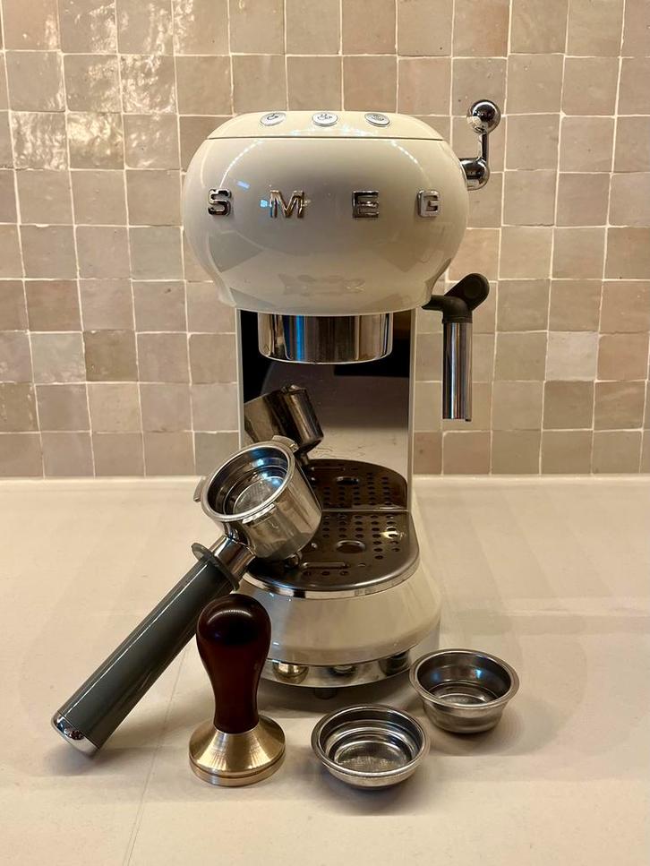 Smeg espresso apparaat + mooie tamper, Witgoed en Apparatuur, Koffiezetapparaten, Zo goed als nieuw, Gemalen koffie, Espresso apparaat