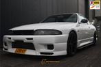 Nissan Skyline R33 – RB25DET – Een Japanse legende in to, Auto's, Nissan, Achterwielaandrijving, 1404 kg, 4 stoelen, Wit