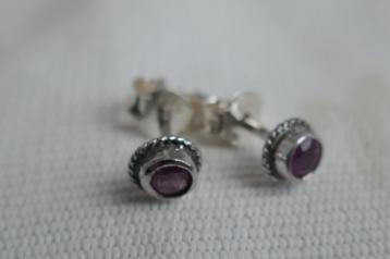 Zlveren oorbellen/stekers met robijntjes beschikbaar voor biedingen