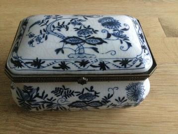 Zwiebelmuster decor dekseldoosje, oud. beschikbaar voor biedingen