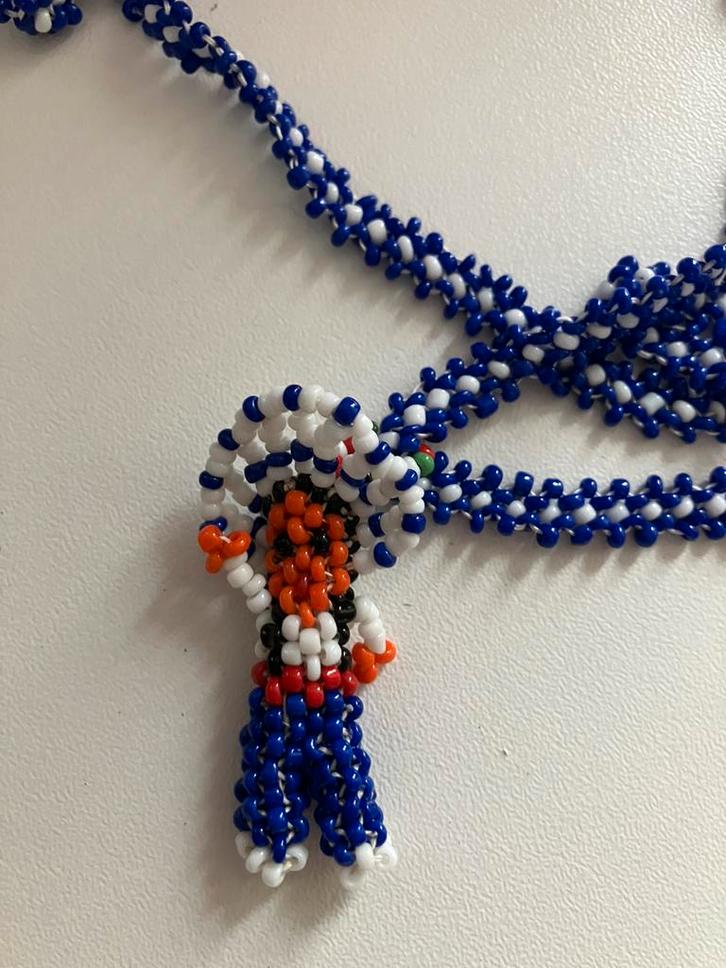 Ketting kraaltjes indiaan poppetje blauw wit jaren 80, Sieraden, Tassen en Uiterlijk, Kettingen, Gebruikt, Overige materialen