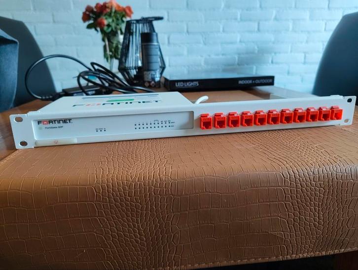 Fortigate 60F Firewall + 19" Rack - Zo Goed Als Nieuw!, Computers en Software, Netwerk switches, Zo goed als nieuw, Ophalen of Verzenden