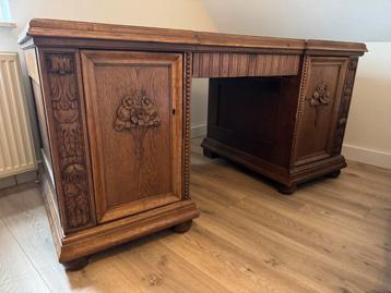 Antiek Houten Bureau met Uitschuifbare Lades beschikbaar voor biedingen