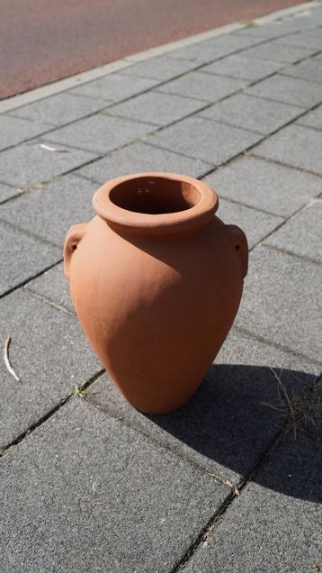 Bloempot met oortjes beschikbaar voor biedingen