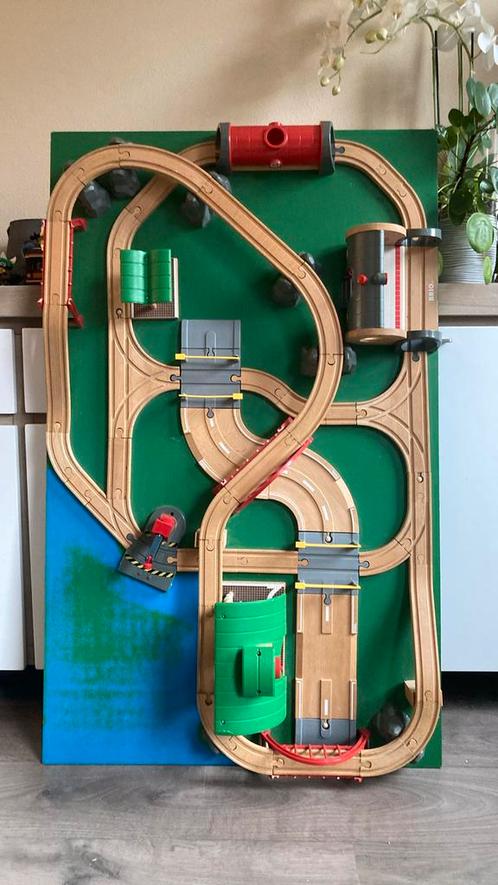 Brio trein vast op een houten plank, Kinderen en Baby's, Speelgoed | Houten speelgoed, Gebruikt, Overige typen, Ophalen