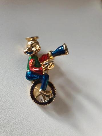 Vintage Emaille Broche – Clown op Eenwieler beschikbaar voor biedingen