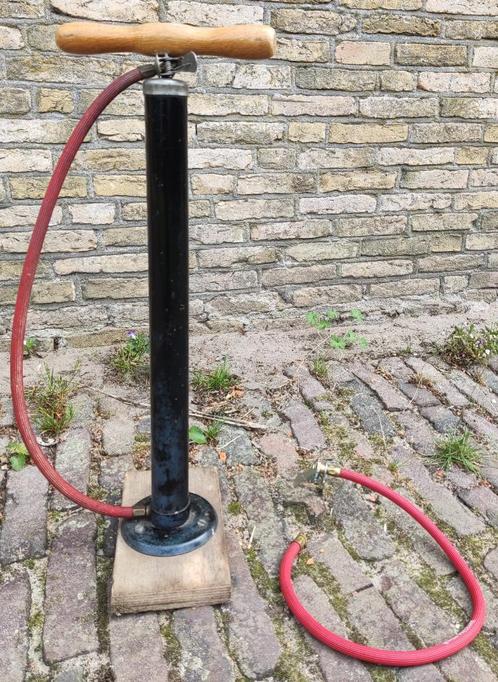 Fietspomp op plank, Fietsen en Brommers, Fietsaccessoires | Fietspompen, Ophalen of Verzenden