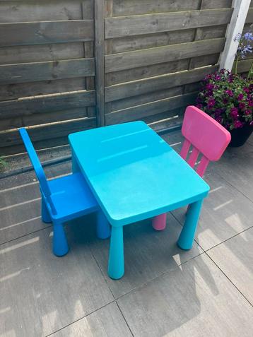 Super leuke kinderset tafel en 2 stoelen! Ikea Mammut stoel beschikbaar voor biedingen