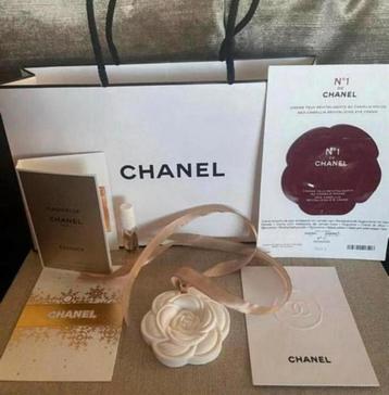 Luxe keramieken camelia hanger & Chanel Gabrielle edp & tas beschikbaar voor biedingen