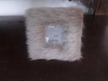 Retro: nieuwe fotolijst met brede rand van beige vacht beschikbaar voor biedingen