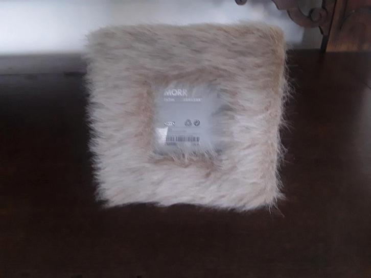 Retro: nieuwe fotolijst met brede rand van beige vacht, Huis en Inrichting, Woonaccessoires | Lijsten, Nieuw, Minder dan 50 cm