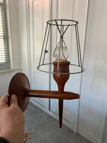 Vintage houten wandlamp beschikbaar voor biedingen