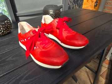 Rode sneaker maat 39 beschikbaar voor biedingen