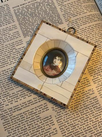Antiek Miniatuur Portret in Ivoor Frame beschikbaar voor biedingen