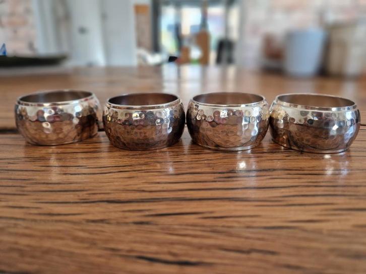 4 Zilverenkleurige Servetringen Gehamerd, Huis en Inrichting, Keuken | Bestek, Zo goed als nieuw, Los bestek, Zilver, Ophalen of Verzenden