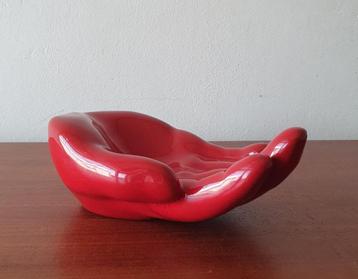 Vintage decoratief rood schaaltje sierobject hand beschikbaar voor biedingen