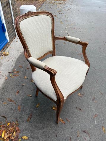 Antieke fauteuil met houten frame beschikbaar voor biedingen