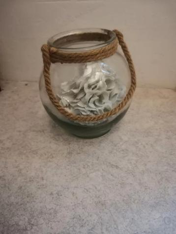 Glazen pot met touw beschikbaar voor biedingen