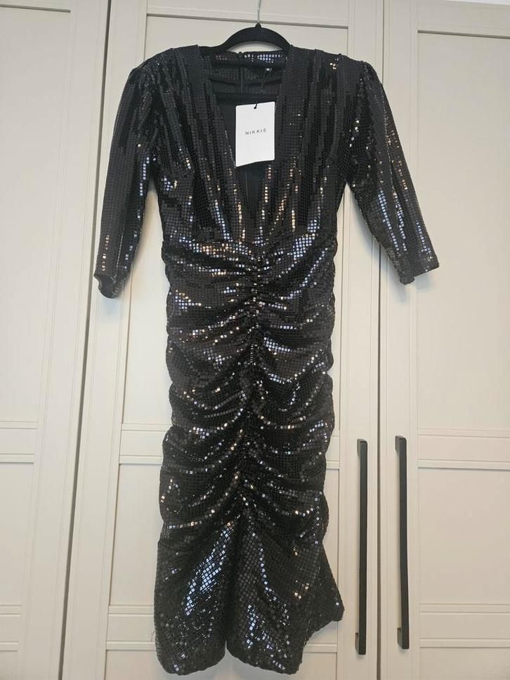 Nikkie Glitter Jurk - Perfect voor een feestje!, Kleding | Dames, Jurken, Nieuw, Maat 36 (S), Zwart, Boven de knie, Ophalen of Verzenden