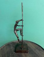 Antiek bronzen beeld ‘op weg naar de top’, Antiek en Kunst, Ophalen of Verzenden, Brons