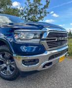 Ram 1500 / 2020 / 5.7 V8 / 4x4 / Crew Cab/ Laramie / blauw, Auto's, Automaat, 5654 cc, Blauw, Leder